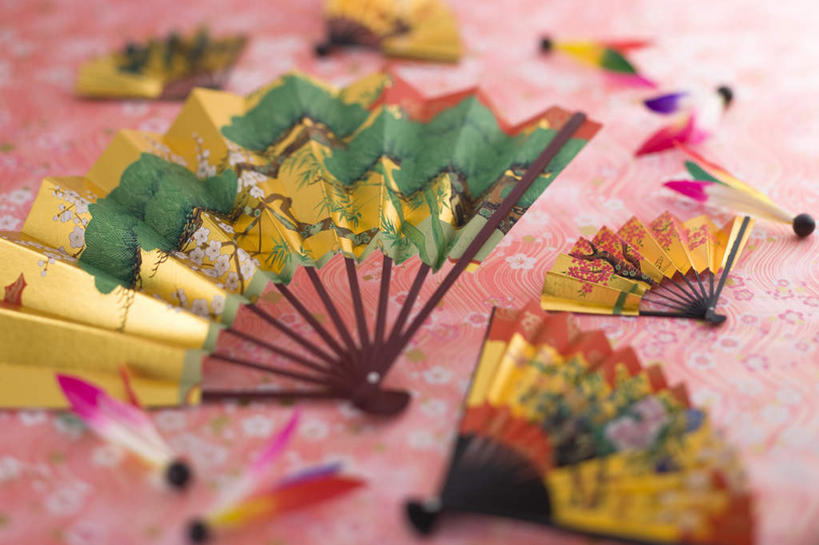 无人,横图,室内,特写,白天,正面,羽毛球,静物,羽毛,许多,朦胧,模糊,扇子,折扇,纸扇,球拍,羽毛球拍,羽毛球装备,清凉,凉爽,文化,运动器械,健身器械,摄影,影棚,五把,健身器材,羽毛球球拍,撒扇,羽毛球运动,彩图,影棚拍摄,拍摄,运动器材,传统文化