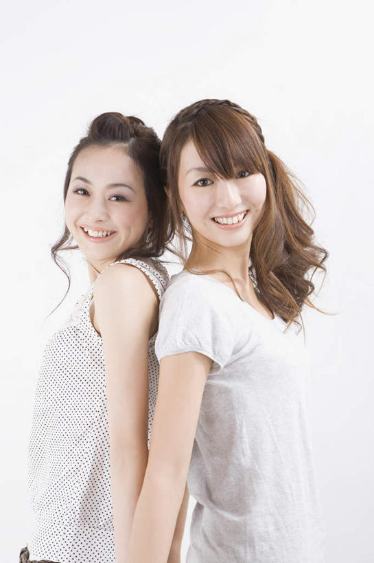 东方人,两个人,伙伴,朋友,站,笑,微笑,露齿笑,竖图,室内,白天,白色背景,侧面,友谊,亚洲,注视,黄种人,观察,看,站着,背靠背,日本人,摄影,影棚,观看,察看,关注,友情,年轻女性,女人,女性,亚洲人,站立,半身,彩图,影棚拍摄,拍摄