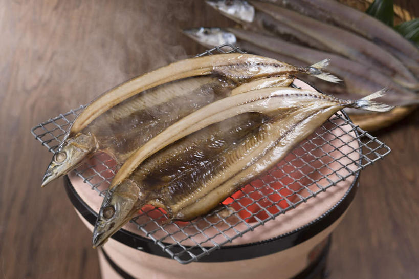 海鲜,无人,横图,俯视,室内,特写,白天,烹饪,烧烤,热情,雾,火,沸腾,朦胧,模糊,蒸汽,秋刀鱼,火焰,日本料理,料理,食品,烤架,水蒸气,烤肉,燃烧,炭,水产,菜肴,美食,食物,日式料理,日式,铁架,佳肴,竹刀鱼,刀鱼,海产品,蒸发,彩图,高角度拍摄