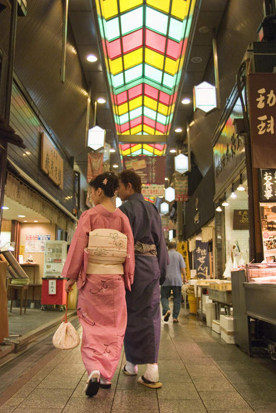 东方人,两个人,站,笑,微笑,露齿笑,竖图,室内,白天,仰视,民族服装,爱情,购物,消费,袋子,京都,日本,亚洲,和服,包装袋,手提袋,摊位,购物袋,市场,浪漫,拿,拿着,注视,黄种人,观察,看,站着,温暖,温馨,日本人,恩爱,金融,恋人,服饰,京都府,观看,和睦,察看,购买,关注,贸易,东亚,本州,吴服,唐草,唐花,唐锦,本州岛,日本国,近畿地方,近畿,男人,男性,年轻男性,年轻女性,女人,女性,亚洲人,情侣,站立,彩图,低角度拍摄,全身,传统服装,民俗服,伴侣,融洽