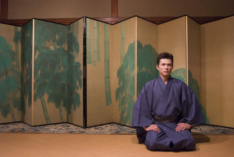 东方人,一个人,坐,横图,室内,白天,正面,民族服装,屏风,亚洲,仅一个男性,仅一个人,和服,日本文化,榻榻米,注视,黄种人,仅一个年轻男性,观察,看,日本人,服饰,观看,察看,关注,吴服,唐草,唐花,唐锦,男人,男性,年轻男性,亚洲人,坐着,彩图,全身,传统服装,民俗服