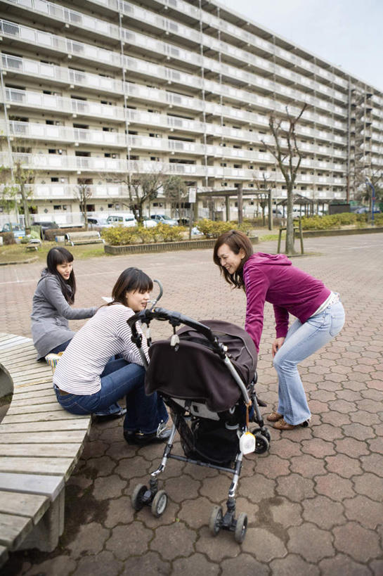 东方人,三个人,伙伴,朋友,公园,站,坐,说,竖图,室外,白天,侧面,友谊,植物,椅子,亚洲,长椅,注视,黄种人,车,婴儿车,树,树木,绿色,自然,观察,看,站着,日本人,生长,成长,观看,察看,关注,载具,宝宝车,婴儿手推车,婴儿推车,交流,友情,年轻女性,女人,女性,亚洲人,沟通,讲话,交谈,说话,谈话,站立,坐着,彩图,全身
