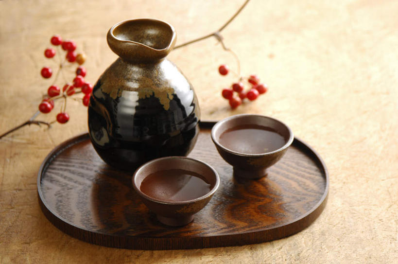 清酒,无人,横图,俯视,室内,特写,白天,陶瓷,果实,陶瓷制品,酒类,酒,酒瓶,饮料,红色,瓶子,摄影,影棚,彩图,高角度拍摄,影棚拍摄,拍摄,清酒瓶