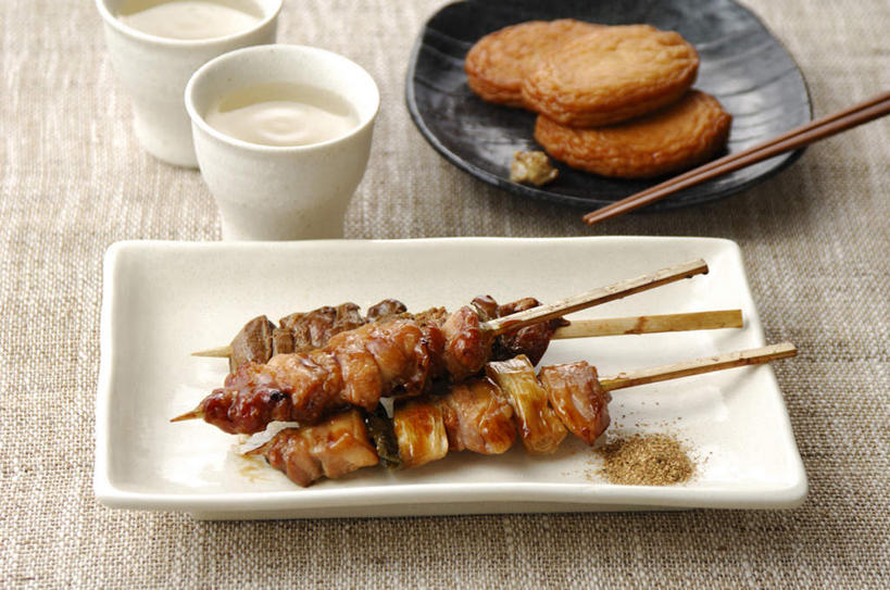 无人,横图,俯视,室内,特写,白天,烹饪,筷子,杯子,餐具,碟子,盘,鸡肉,肉,日本料理,料理,食品,烧酒,文化,传统,菜肴,美食,肉类,竹签,食物,盘子,酒杯,水杯,碟,日式料理,日式,佳肴,礼节,烧鸡,礼仪,肉食,取食签,进餐用具,彩图,高角度拍摄