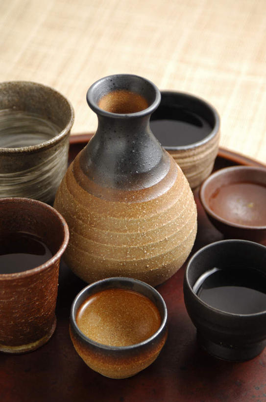 清酒,无人,竖图,俯视,室内,特写,白天,烹饪,许多,陶瓷,日本料理,料理,食品,陶瓷制品,酒类,菜肴,美食,酒,酒瓶,食物,饮料,排列,瓶子,日式料理,日式,摄影,佳肴,影棚,摆列,彩图,高角度拍摄,影棚拍摄,拍摄,布列,分列,清酒瓶