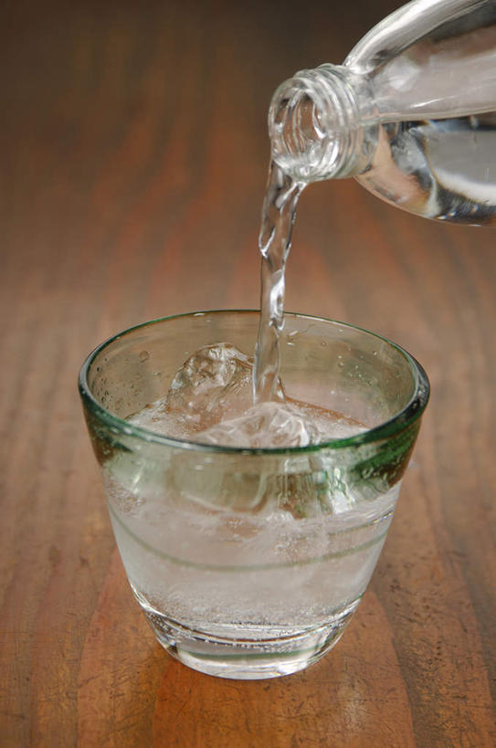 清酒,无人,竖图,俯视,室内,特写,白天,杯子,倒,冰块,酒类,玻璃制品,酒,饮料,水杯,摄影,影棚,苏打,玻璃杯,彩图,高角度拍摄,影棚拍摄,拍摄