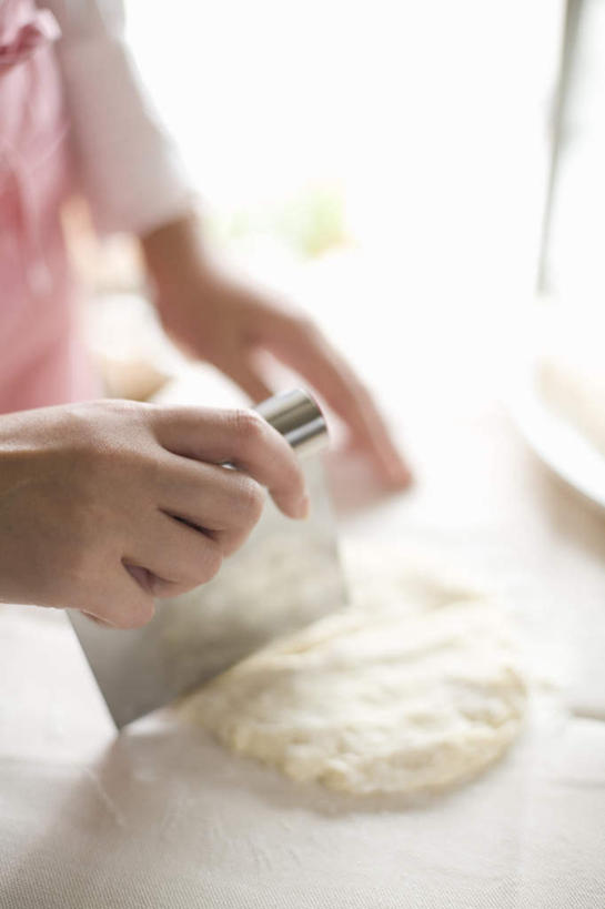 东方人,一个人,站,竖图,俯视,室内,特写,白天,亚洲,仅一个年轻女性,仅一个女性,仅一个人,朦胧,模糊,粉末,面粉,面团,拿,粮食,拿着,黄种人,刀,切,站着,日本人,粉,农产品,原材料,粉状,年轻女性,女人,女性,亚洲人,站立,半身,彩图,高角度拍摄