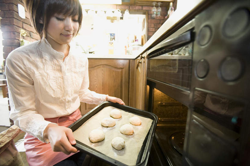 点心,东方人,一个人,蹲,横图,室外,白天,正面,厨房,亚洲,仅一个年轻女性,仅一个女性,仅一个人,烤箱,食品,甜点,甜品,拿,拿着,注视,黄种人,食物,糕点,盘子,甜食,观察,看,日本人,观看,察看,关注,年轻女性,女人,女性,亚洲人,蹲着,半身,彩图,灶间