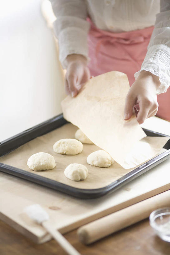 点心,东方人,一个人,站,竖图,俯视,室内,白天,餐桌,厨房,桌子,亚洲,仅一个年轻女性,仅一个女性,仅一个人,擀面杖,烤盘,食品,甜点,甜品,拿,拿着,黄种人,食物,糕点,甜食,站着,日本人,锡纸,餐台,年轻女性,女人,女性,亚洲人,站立,半身,彩图,高角度拍摄,灶间