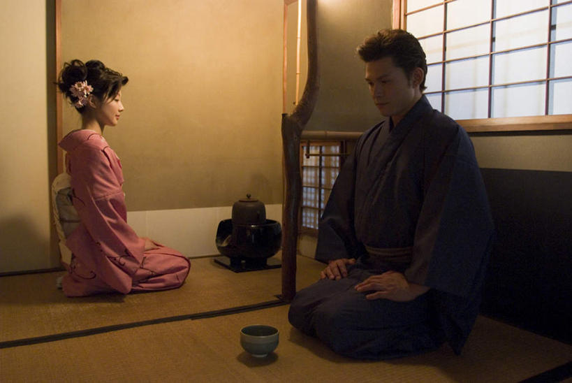 东方人,两个人,蹲,竖图,室内,白天,正面,民族服装,爱情,亚洲,和服,日本文化,壶,榻榻米,浪漫,注视,黄种人,水壶,茶壶,观察,看,温暖,温馨,日本人,恩爱,恋人,服饰,观看,和睦,察看,关注,吴服,唐草,唐花,唐锦,男人,男性,年轻男性,年轻女性,女人,女性,亚洲人,情侣,蹲着,彩图,全身,传统服装,民俗服,伴侣,融洽