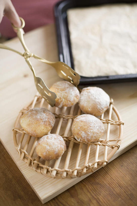 点心,面包,无人,竖图,俯视,室内,白天,五个,许多,烤盘,食品,面点,甜点,甜品,食物,糕点,排列,夹子,甜食,食品夹,食物夹,面包夹,摆列,彩图,高角度拍摄,布列,分列