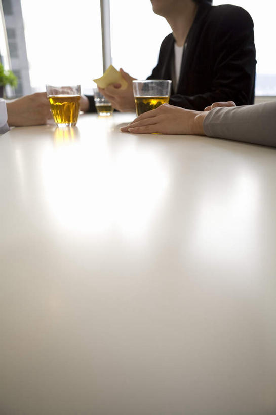 东方人,三个人,商务人士,商务男性,商务女性,坐,说,竖图,室内,白天,正面,衬衫,幸福,茶,窗户,桌子,杯子,亚洲,套装,笔,办公桌,茶叶,便利贴,拿,拿着,黄种人,娱乐,玻璃窗,玻璃制品,水杯,享受,休闲,温馨,日本人,放松,乐趣,便条,提神,舒适,醒脑,商务装,工薪阶层,交流,男人,男性,年轻男性,年轻女性,女人,女性,亚洲人,白领,上班族,玻璃杯,沟通,讲话,交谈,说话,谈话,坐着,半身,彩图,衬衣