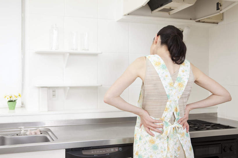 东方人,一个人,家庭主妇,站,竖图,室内,白天,厨房,亚洲,仅一个女性,仅一个人,水槽,水龙头,注视,黄种人,手叉腰,背面,叉腰,观察,看,站着,仅一个中年女性,日本人,观看,察看,双手叉腰,关注,女人,女性,中年女性,亚洲人,主妇,站立,半身,彩图,灶间