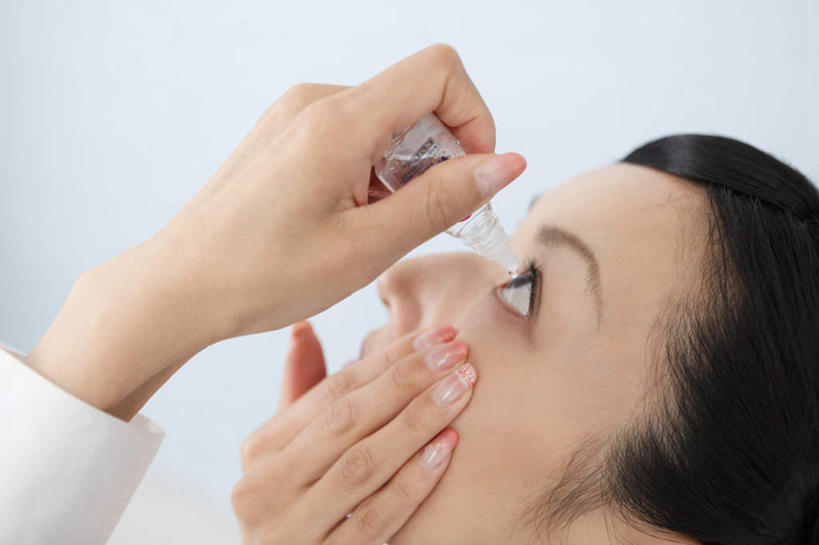 东方人,脸,头,脸颊,一个人,站,横图,室外,特写,白天,白色背景,侧面,亚洲,仅一个年轻女性,仅一个女性,仅一个人,拿,拿着,注视,黄种人,肩膀,观察,看,站着,日本人,摄影,影棚,观看,察看,滴,关注,眼药水,年轻女性,女人,女性,亚洲人,头部,脸部,脸蛋,面部,站立,半身,彩图,影棚拍摄,拍摄