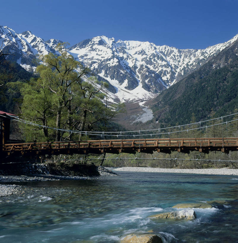 无人,竖图,室外,白天,正面,旅游,度假,河流,美景,山,水,雪,植物,大雪,长野县,日本,亚洲,木板,河水,积雪,景观,山峰,水流,雪景,冬天,桥,木桥,山峦,娱乐,栈桥,树,树木,蓝色,绿色,蓝天,天空,自然,天,享受,休闲,景色,放松,生长,晴朗,成长,人行桥,木板桥,自然风光,东亚,本州,万里无云,本州岛,日本国,中部地方,长野,上高地,晴空,晴空万里,彩图