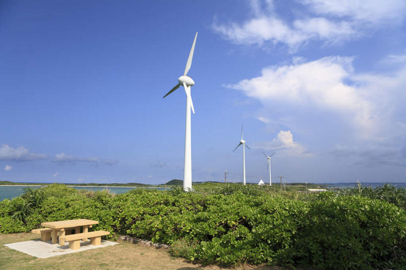 无人,横图,室外,白天,正面,旅游,度假,美景,植物,桌子,日本,亚洲,环保,景观,云,云朵,云彩,娱乐,冲绳,树,树木,蓝色,绿色,白云,蓝天,天空,自然,天,享受,休闲,景色,放松,生长,成长,回收,冲绳县,资源,自然风光,利用,低碳,东亚,循环,琉球群岛,日本国,九州地方,冲绳群岛,风轮机,彩图