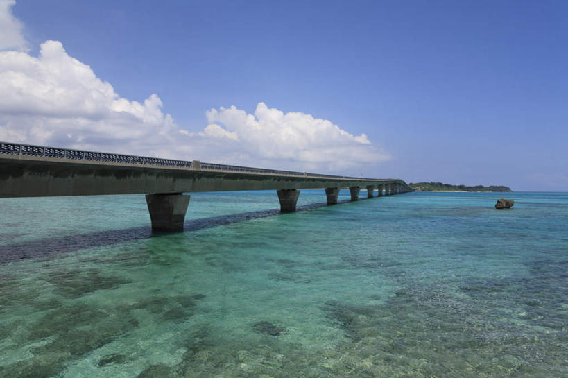 无人,横图,室外,白天,正面,旅游,度假,海浪,海洋,美景,大桥,立交桥,桥梁,日本,亚洲,景观,浪花,云,云朵,高架,斜拉桥,桥,云彩,娱乐,冲绳,蓝色,白云,蓝天,天空,自然,海水,天,享受,休闲,景色,放松,冲绳县,自然风光,海景,东亚,琉球群岛,日本国,九州地方,冲绳群岛,大海,风浪,海,海水的波动,近岸浪,涌浪,彩图