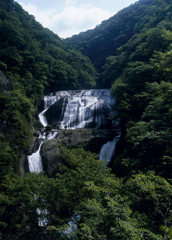 无人,竖图,室外,白天,正面,旅游,度假,美景,瀑布,森林,山,树林,水,植物,日本,亚洲,飞溅,溅,液体,景观,山峰,云,云朵,山峦,云彩,娱乐,树,树木,蓝色,绿色,白云,蓝天,天空,自然,天,享受,休闲,景色,放松,生长,成长,喷洒,自然风光,东亚,本州,茨城,茨城县,关东地方,本州岛,日本国,县厅,跌水,彩图,水户,水户市,水戸,水戸市