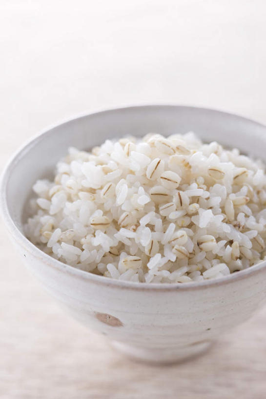 无人,竖图,俯视,室内,特写,白天,白色背景,餐桌,桌子,餐具,一堆,许多,堆叠,堆积,碗,糙米,摄影,有机食品,绿色食品,影棚,餐台,堆,五谷,杂粮,薏米,进餐用具,烹调用具,彩图,高角度拍摄,影棚拍摄,拍摄