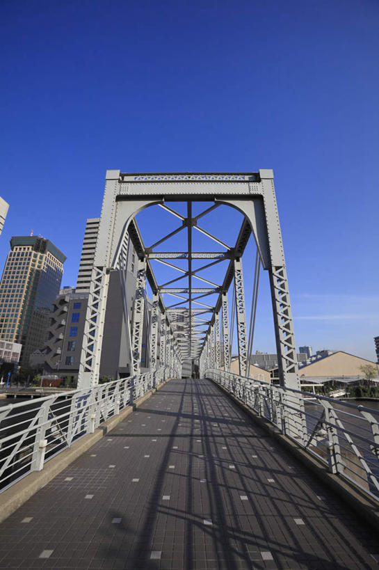 无人,高楼大厦,竖图,室外,白天,仰视,旅游,度假,美景,城市风光,城市,大桥,大厦,道路,建筑,立交桥,路,摩天大楼,桥梁,公路,东京,日本,亚洲,阴影,光线,影子,景观,高架,斜拉桥,桥,交通,品川区,娱乐,蓝色,蓝天,天空,阳光,天,享受,休闲,景色,放松,东亚,本州,关东地方,本州岛,日本国,东京都,马路,彩图,低角度拍摄,大楼,高层建筑,高楼,摩天楼