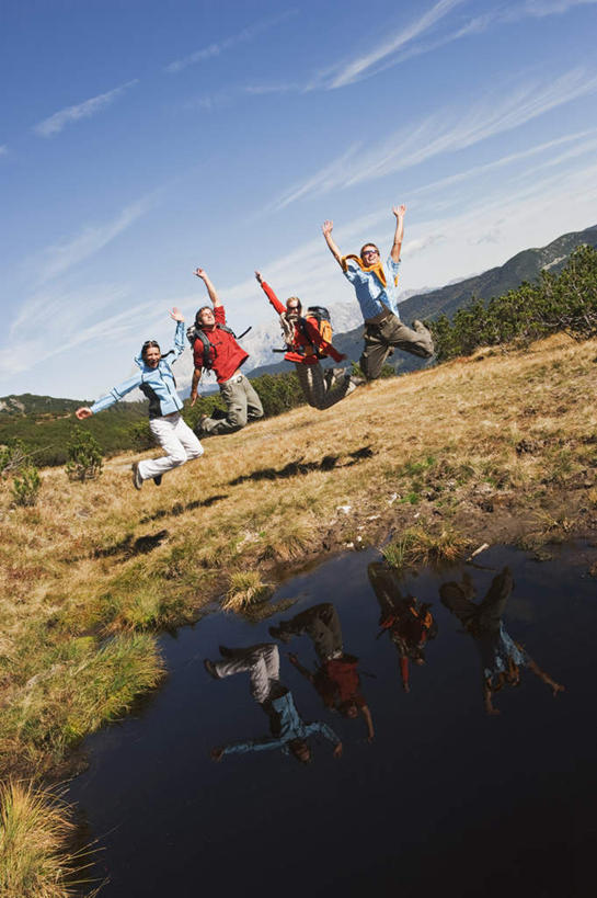 西方人,四个人,伙伴,朋友,跳,举,伸展双臂,笑,微笑,露齿笑,竖图,室外,白天,正面,友谊,湖,湖泊,山,山脉,水,植物,欧洲,欧洲人,戴,服装,枯萎,装饰,包,墨镜,眼镜,湖面,山峰,水流,水面,云,云朵,枯草,山峦,云彩,注视,休闲装,草,衣服,黄色,蓝色,白云,蓝天,天空,背包,太阳镜,太阳眼镜,围巾,湖水,群山,天,观察,看,托,休闲,温暖,休闲服,遮阳镜,服饰,晴朗,围脖,观看,保暖,华丽,点缀,察看,御寒,关注,衬托,美观,雅致,雅观,友情,男人,男性,年轻男性,年轻女性,女人,女性,白种人,晴空,敞开双臂,举起,举手,举着,伸开双臂,跳跃,向上举,向上伸,向上托,展开双肩,张开手臂,张开双臂,彩图,全身,双肩包