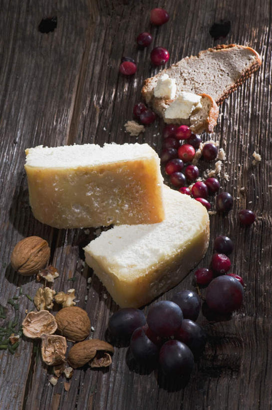 奶酪,无人,竖图,俯视,室外,特写,白天,桌面,桌子,浆果,葡萄,水果,一堆,许多,阴影,堆叠,堆积,朦胧,模糊,新鲜,反射,木制,影子,核桃,桑葚,桑椹,生食,干酪,起司,食品,坚果,果实,芝士,营养,食物,木制品,干果,覆盆子,乳酪,有机食品,绿色食品,堆,乳制品,发酵,胡桃,羌桃,山葫芦,蒲桃,草龙珠,彩图,高角度拍摄