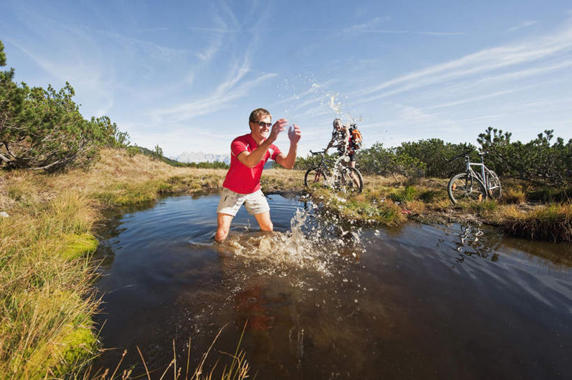 西方人,两个人,夫妻,站,笑,微笑,露齿笑,横图,室外,白天,正面,运动服,爱情,锻炼,运动,湖,湖泊,山,山脉,水,植物,自行车,欧洲,欧洲人,飞溅,服装,枯萎,溅,包,液体,湖面,山峰,水滴,水流,水面,云,云朵,枯草,山峦,浪漫,云彩,注视,车,脚踏车,水珠,草,树,树木,骑,衣服,黄色,蓝色,绿色,白云,蓝天,天空,自然,背包,交通工具,湖水,群山,天,观察,看,站着,恩爱,恋人,服饰,生长,晴朗,成长,观看,察看,衣着,穿着,关注,喷洒,衣饰,体育,男人,男性,年轻男性,年轻女性,女人,女性,白种人,情侣,晴空,站立,彩图,全身,健身,伴侣,双肩包,运动装