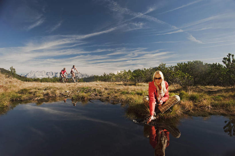 西方人,三个人,伙伴,朋友,坐,横图,室外,白天,正面,运动服,锻炼,友谊,运动,湖,湖泊,山,山脉,水,植物,自行车,欧洲,欧洲人,戴,服装,枯萎,包,墨镜,眼镜,湖面,山峰,水流,水面,云,云朵,枯草,山峦,云彩,注视,车,脚踏车,草,树,树木,骑,衣服,黄色,蓝色,绿色,白云,蓝天,天空,自然,背包,太阳镜,太阳眼镜,交通工具,湖水,群山,天,观察,看,伸,遮阳镜,服饰,生长,晴朗,成长,观看,察看,衣着,穿着,关注,衣饰,体育,友情,男人,男性,年轻男性,年轻女性,女人,女性,白种人,晴空,屈膝,坐着,彩图,全身,健身,双肩包,运动装
