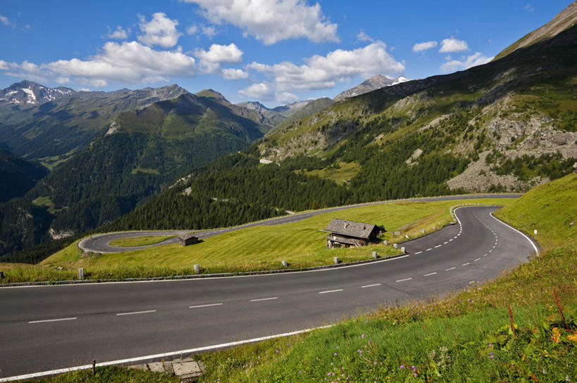无人,家,木屋,横图,俯视,室外,白天,旅游,度假,草地,草坪,美景,山,山脉,植物,道路,路,公路,奥地利,欧洲,景观,山峰,云,云朵,分界线,停车线,交通,山峦,云彩,娱乐,住宅,草,树,树木,蓝色,绿色,白云,蓝天,天空,自然,群山,天,享受,休闲,景色,放松,生长,晴朗,成长,车行道,车行道分界线,自然风光,标线,中欧,车行线,奥地利共和国,大格洛克纳山,格洛克纳山,晴空,马路,彩图,高角度拍摄,茅舍,茅屋,棚屋,小木屋,小屋
