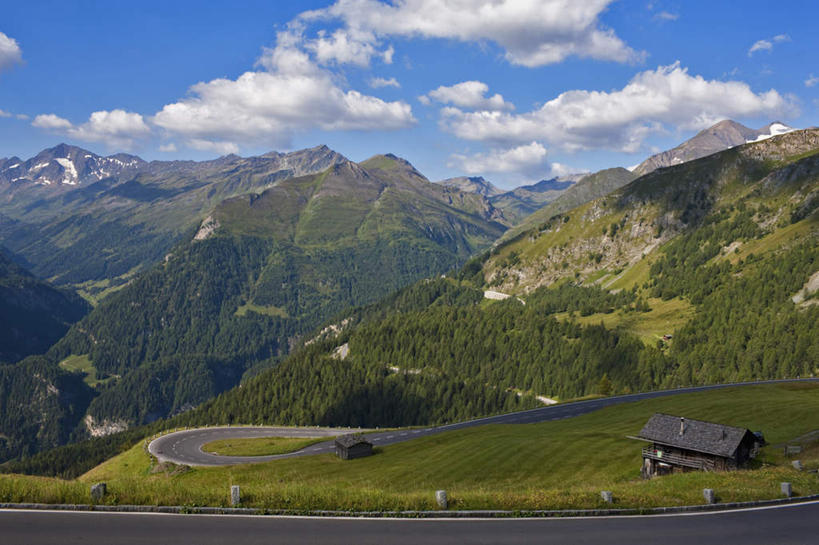 无人,家,木屋,横图,俯视,室外,白天,旅游,度假,草地,草坪,美景,山,山脉,植物,道路,路,公路,奥地利,欧洲,景观,山峰,云,云朵,交通,山峦,云彩,娱乐,住宅,草,树,树木,蓝色,绿色,白云,蓝天,天空,自然,群山,天,享受,休闲,景色,放松,生长,晴朗,成长,自然风光,中欧,奥地利共和国,大格洛克纳山,格洛克纳山,晴空,马路,彩图,高角度拍摄,茅舍,茅屋,棚屋,小木屋,小屋