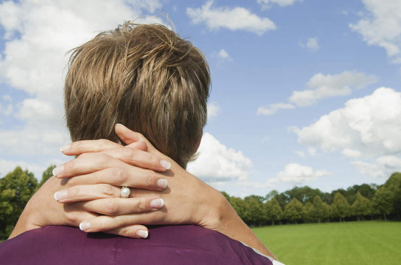 西方人,背部,两个人,夫妻,站,抱,双手交叉,横图,室外,白天,正面,爱情,草地,草坪,树林,植物,欧洲,欧洲人,服装,云,云朵,浪漫,云彩,休闲装,草,树,树木,衣服,蓝色,绿色,白云,蓝天,天空,自然,天,站着,休闲,休闲服,恩爱,恋人,服饰,生长,晴朗,成长,抱着,搂着,男人,男性,年轻男性,年轻女性,女人,女性,白种人,情侣,晴空,搂,搂抱,站立,半身,彩图,伴侣