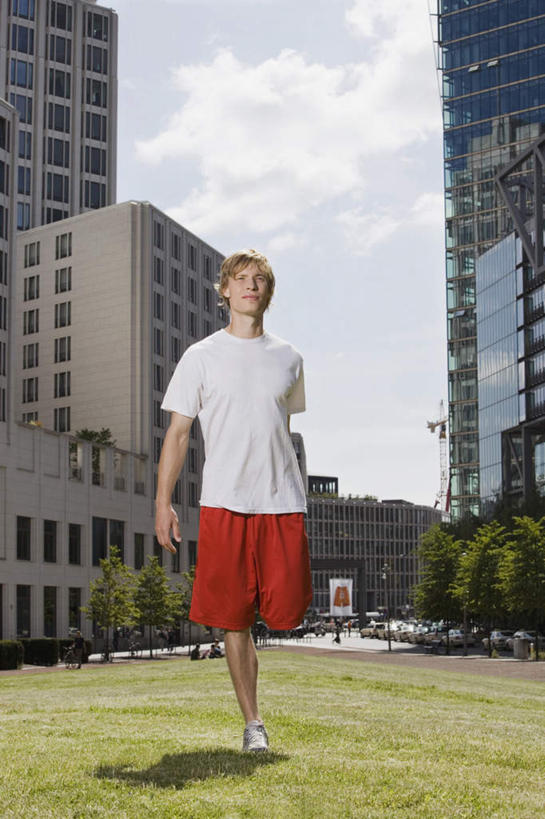 西方人,一个人,高楼大厦,站,竖图,室外,白天,仰视,运动服,锻炼,运动,草地,草坪,植物,建筑,摩天大楼,欧洲,欧洲人,仅一个男性,仅一个人,抬,服装,云,云朵,云彩,注视,草,仅一个年轻男性,衣服,蓝色,绿色,白云,蓝天,天空,天,观察,看,站着,服饰,晴朗,观看,察看,衣着,穿着,关注,衣饰,体育,男人,男性,年轻男性,白种人,晴空,站立,彩图,低角度拍摄,全身,健身,大楼,高层建筑,高楼,摩天楼,运动装