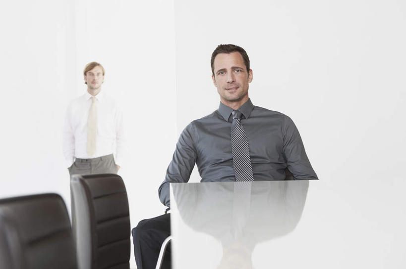 西方人,两个人,同事,商务人士,商务男性,商务女性,站,坐,横图,室内,白天,正面,衬衫,成功,合作,团队,集体,信心,桌子,椅子,欧洲,欧洲人,套装,办公桌,注视,队伍,会议椅,观察,看,站着,观看,办公椅,察看,领导,成就,关注,商务装,合伙,领袖,工薪阶层,商务椅,培训椅,男人,男性,年轻男性,年轻女性,女人,女性,白种人,白领,上班族,站立,坐着,半身,彩图,衬衣