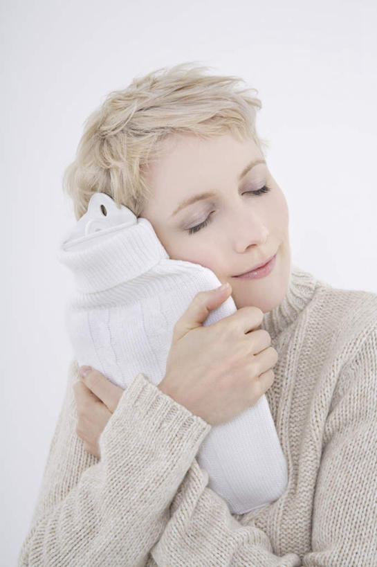 西方人,一个人,站,闭眼,抱,竖图,室内,白天,白色背景,正面,毛衣,欧洲,欧洲人,仅一个年轻女性,仅一个女性,仅一个人,取暖,站着,摄影,影棚,抱着,热水袋,线衫,年轻女性,女人,女性,白种人,闭眼睛,闭着眼,闭着眼睛,半身,彩图,影棚拍摄,绒衣,套衫,套头毛衣,线衣,拍摄