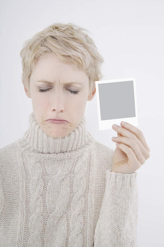 西方人,一个人,站,闭眼,竖图,照片,室内,白天,白色背景,正面,毛衣,欧洲,欧洲人,仅一个年轻女性,仅一个女性,仅一个人,拿,拿着,站着,摄影,影棚,线衫,年轻女性,女人,女性,白种人,相片,闭眼睛,闭着眼,闭着眼睛,半身,彩图,影棚拍摄,绒衣,套衫,套头毛衣,线衣,拍摄