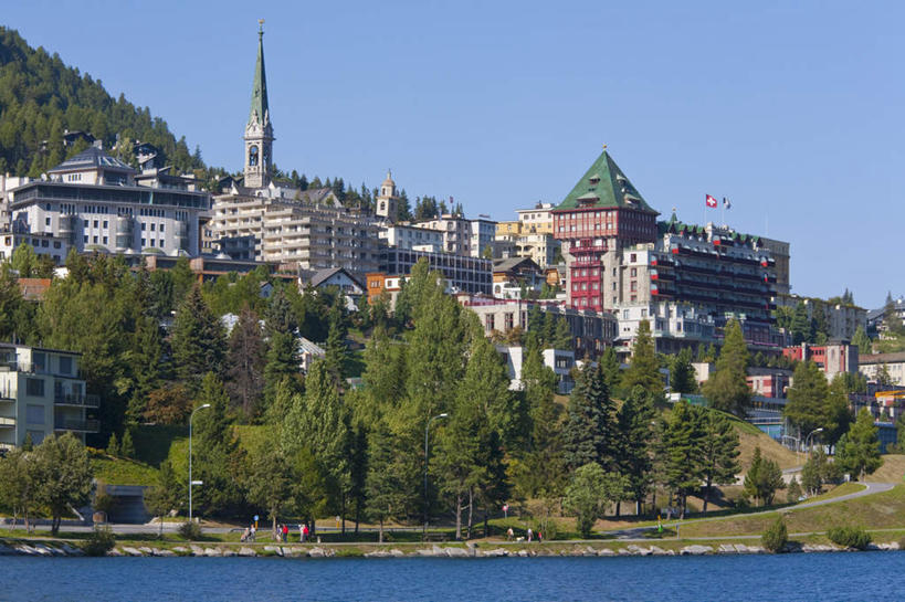 无人,家,教堂,横图,室外,白天,正面,旅游,度假,湖,湖泊,森林,树林,水,植物,标志建筑,地标,建筑,旗帜,国旗,瑞士,欧洲,房屋,屋子,湖面,水流,水面,娱乐,建设,楼房,住宅,树,树木,绿色,自然,湖水,享受,休闲,旅游胜地,放松,生长,成长,基督教,中欧,瑞士国旗,瑞士联邦,格劳宾登州,格劳宾登,旗,彩图,房子,大教堂,礼拜堂