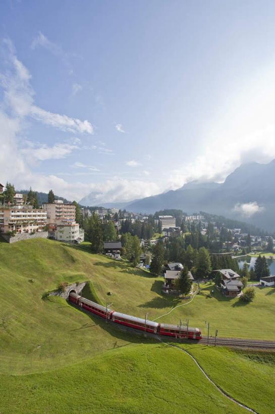 无人,家,竖图,室外,白天,仰视,度假,草地,草坪,美景,森林,树林,植物,城市风光,城市,火车,瑞士,欧洲,阴影,光线,影子,房屋,屋子,景观,云,云朵,云彩,娱乐,楼房,住宅,车,草,树,树木,蓝色,绿色,白云,蓝天,天空,阳光,自然,交通工具,天,享受,休闲,景色,放松,生长,晴朗,成长,中欧,瑞士联邦,格劳宾登州,阿罗萨,格劳宾登,晴空,彩图,低角度拍摄,房子