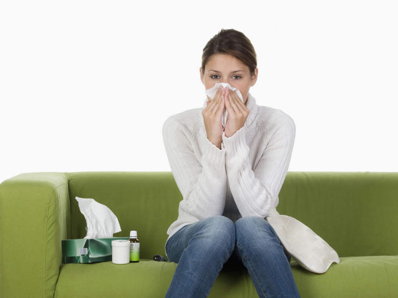 西方人,一个人,坐,横图,室内,白天,白色背景,正面,沙发,欧洲,欧洲人,仅一个年轻女性,仅一个女性,仅一个人,服装,药瓶,墙,拿,拿着,注视,休闲装,纸巾盒,墙壁,墙面,衣服,白色,纸巾,观察,看,休闲,休闲服,摄影,服饰,影棚,观看,察看,热水袋,关注,年轻女性,女人,女性,白种人,坐着,半身,彩图,影棚拍摄,拍摄,皮沙发