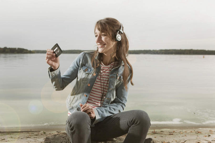 西方人,一个人,坐,笑,微笑,露齿笑,横图,室外,白天,正面,旅游,度假,海浪,海洋,沙滩,欧洲,欧洲人,仅一个年轻女性,仅一个女性,仅一个人,服装,沙子,海岸,浪花,树桩,沙地,拿,拿着,注视,休闲装,娱乐,衣服,海水,观察,看,享受,休闲,休闲服,放松,服饰,观看,磁带,察看,关注,海景,年轻女性,女人,女性,白种人,大海,风浪,海,海水的波动,海滩,近岸浪,涌浪,玩耍,坐着,半身,彩图