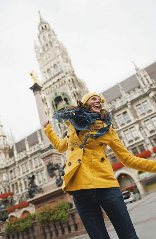 西方人,一个人,广场,教堂,站,伸展双臂,竖图,室外,白天,仰视,旅游,度假,道路,路,公路,帽子,德国,欧洲,欧洲人,仅一个女性,仅一个人,戴,服装,尖顶,交通,注视,休闲装,娱乐,慕尼黑,衣服,围巾,观察,看,站着,仅一个中年女性,享受,休闲,休闲服,放松,服饰,围脖,观看,察看,绒线帽,西欧,关注,德意志联邦共和国,首府,巴伐利亚,巴伐利亚州,拜恩州,拜恩自由州,玛利亚广场,女人,女性,中年女性,白种人,马路,敞开双臂,伸开双臂,玩耍,展开双肩,张开手臂,张开双臂,半身,彩图,低角度拍摄,大教堂,礼拜堂