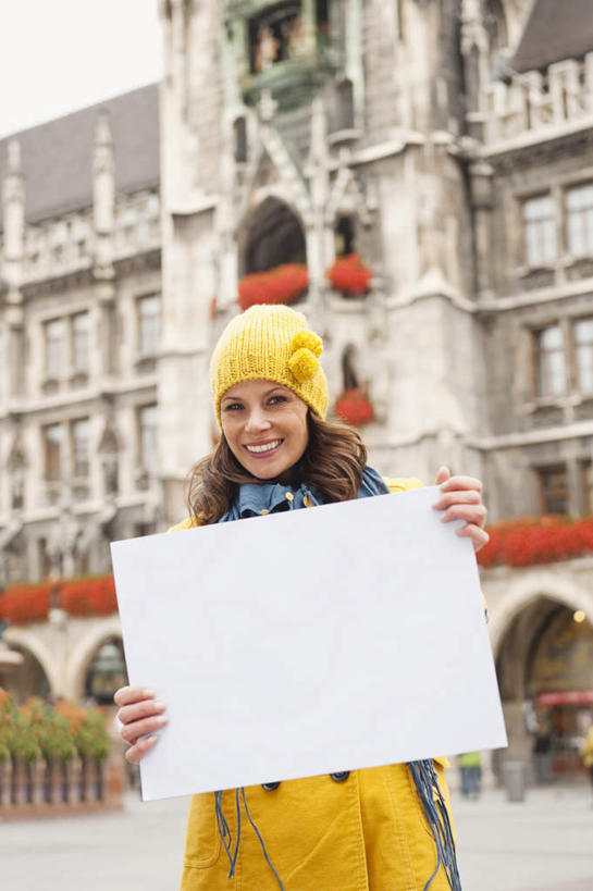 西方人,一个人,广场,教堂,站,笑,微笑,露齿笑,竖图,室外,白天,正面,旅游,度假,道路,路,公路,帽子,德国,欧洲,欧洲人,仅一个女性,仅一个人,戴,服装,尖顶,交通,拿,拿着,注视,休闲装,娱乐,慕尼黑,衣服,白板,围巾,观察,看,站着,仅一个中年女性,享受,休闲,休闲服,放松,服饰,围脖,观看,察看,绒线帽,西欧,关注,记录板,记事板,德意志联邦共和国,首府,巴伐利亚,巴伐利亚州,拜恩州,拜恩自由州,玛利亚广场,女人,女性,中年女性,白种人,马路,玩耍,半身,彩图,大教堂,礼拜堂