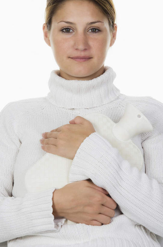 西方人,一个人,站,竖图,室内,白天,白色背景,正面,毛衣,欧洲,欧洲人,仅一个年轻女性,仅一个女性,仅一个人,注视,观察,看,取暖,站着,捂,摄影,影棚,观看,察看,热水袋,关注,年轻女性,女人,女性,白种人,半身,彩图,影棚拍摄,绒衣,套衫,套头毛衣,线衣,拍摄,捂着