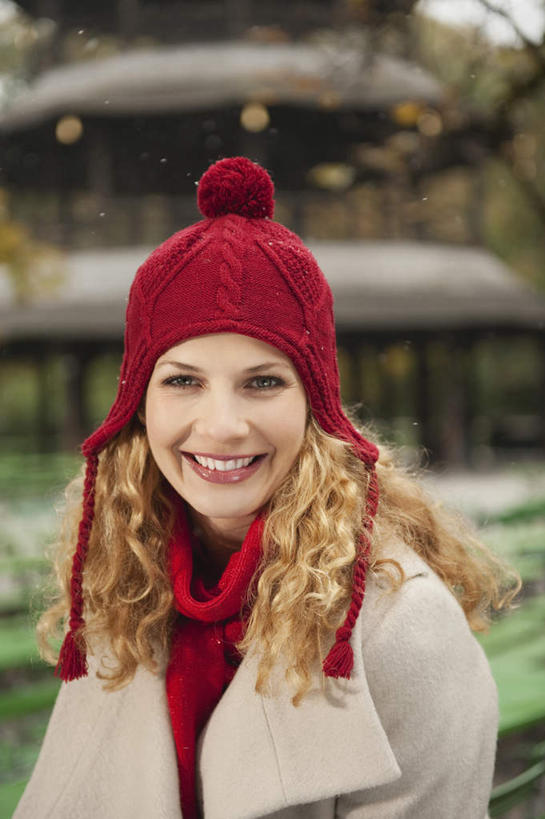 西方人,一个人,站,笑,微笑,露齿笑,竖图,室外,白天,正面,旅游,度假,帽子,德国,欧洲,欧洲人,仅一个年轻女性,仅一个女性,仅一个人,戴,服装,朦胧,模糊,塔楼,注视,休闲装,娱乐,慕尼黑,衣服,观察,看,站着,享受,休闲,休闲服,放松,服饰,观看,察看,绒线帽,尖塔,西欧,关注,德意志联邦共和国,首府,巴伐利亚,巴伐利亚州,拜恩州,拜恩自由州,慕尼黑中国塔,中国塔,年轻女性,女人,女性,白种人,玩耍,半身,彩图