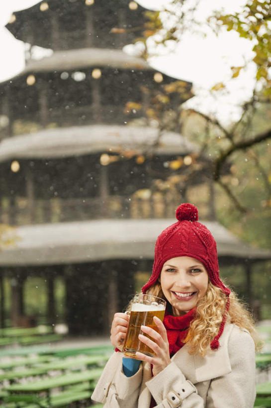 啤酒,西方人,一个人,站,笑,微笑,露齿笑,竖图,室外,白天,正面,旅游,度假,森林,树林,植物,餐桌,桌子,杯子,椅子,德国,欧洲,欧洲人,仅一个年轻女性,仅一个女性,仅一个人,服装,朦胧,模糊,酒类,拿,拿着,注视,休闲装,娱乐,慕尼黑,玻璃制品,酒,树,树木,饮料,衣服,绿色,自然,酒杯,啤酒杯,观察,看,站着,享受,休闲,休闲服,放松,服饰,餐台,观看,察看,西欧,关注,德意志联邦共和国,首府,巴伐利亚,巴伐利亚州,拜恩州,拜恩自由州,慕尼黑中国塔,中国塔,年轻女性,女人,女性,白种人,玻璃杯,玩耍,半身,彩图