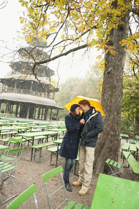 西方人,两个人,家庭,夫妻,站,抱,笑,微笑,露齿笑,竖图,室外,白天,侧面,爱情,旅游,度假,植物,桌子,德国,欧洲,欧洲人,服装,雨伞,塔楼,浪漫,拿,拿着,注视,休闲装,娱乐,阳伞,慕尼黑,树,树木,衣服,绿色,自然,观察,看,站着,享受,休闲,温暖,温馨,一家人,休闲服,恩爱,放松,恋人,服饰,生长,成长,抱着,观看,和睦,察看,搂着,西欧,关注,雨具,德意志联邦共和国,首府,巴伐利亚,巴伐利亚州,拜恩州,拜恩自由州,慕尼黑中国塔,中国塔,男人,男性,年轻男性,年轻女性,女人,女性,白种人,情侣,搂,搂抱,玩耍,彩图,全身,伴侣,融洽