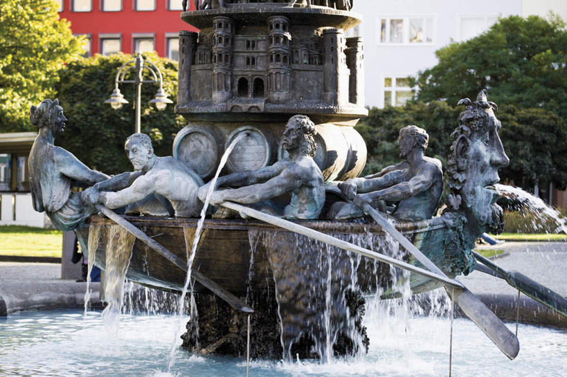 无人,广场,横图,室外,白天,正面,标志建筑,地标,建筑,路灯,喷泉,雕塑,德国,欧洲,阴影,飞溅,艺术,装饰,溅,光线,雕刻,雕像,液体,影子,建筑群,灯光,建设,灯,阳光,工艺品,纪念,美术,照明设备,西欧,喷洒,主题,陈列,德意志联邦共和国,功能,美学,莱茵兰.普法尔茨州,高本斯,科布伦茨,彩图