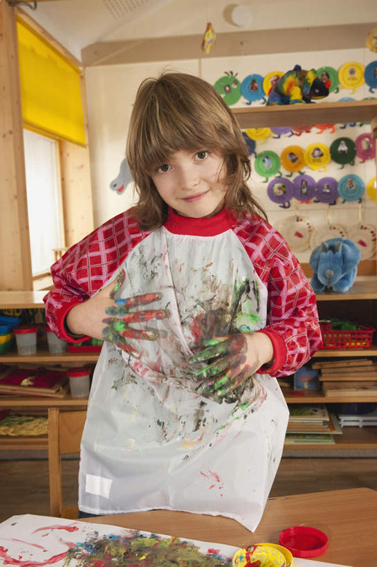 西方人,儿童,一个人,学校,教学楼,站,竖图,室内,白天,正面,纯洁,欧洲,欧洲人,仅一个男性,仅一个人,戴,服装,盖子,围裙,纸张,注视,休闲装,校园,小孩,衣服,观察,看,站着,仅一个小孩,休闲,教室,手指,休闲服,可爱,童年,童趣,服饰,观看,颜料,察看,颜料盒,关注,童真,烂漫,无邪,天真,男孩,男人,男性,白种人,孩子,半身,彩图,教室楼,教学大楼,男生