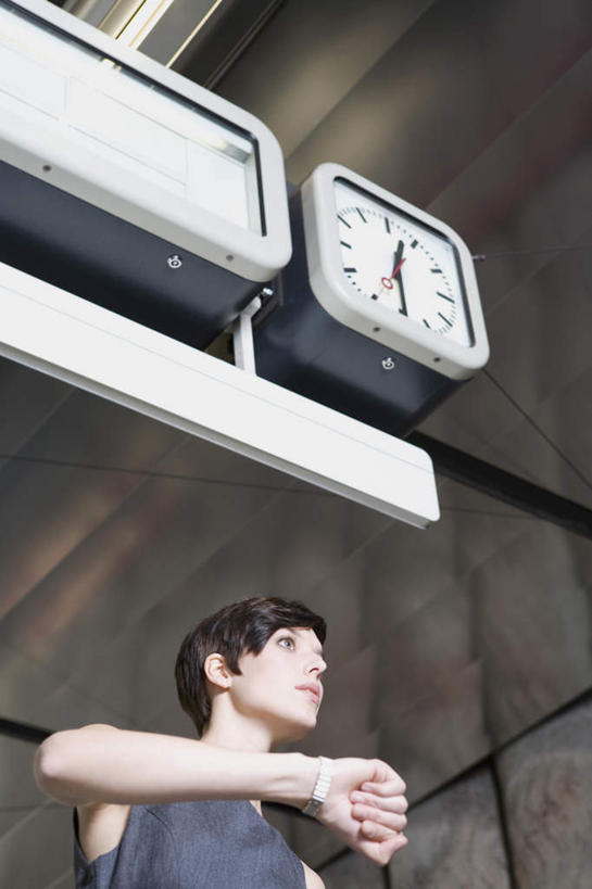 西方人,一个人,商务人士,商务女性,站,竖图,室内,白天,仰视,天花板,地铁,欧洲,欧洲人,仅一个年轻女性,仅一个女性,仅一个人,套装,时间,时钟,手表,轨道交通,计时,注视,挂钟,钟表,观察,看,站着,表,观看,察看,关注,商务装,工薪阶层,计时工具,年轻女性,女人,女性,白种人,白领,上班族,钟,半身,彩图,低角度拍摄,地铁机动车,地下铁,轻轨