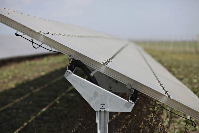 无人,横图,室外,特写,白天,正面,旅游,度假,草地,草坪,美景,植物,德国,欧洲,一排,环保,朦胧,模糊,电力,景观,电能,娱乐,草,排列,绿色,蓝天,天空,自然,天,享受,休闲,景色,放松,能源,存储,回收,资源,西欧,储存,队列,自然风光,蓄电池,利用,低碳,循环,德意志联邦共和国,电池板,干电池,蓄电,持续,太阳能电池,萨克森.安哈尔特,萨克森.安哈尔特州,兰茨贝格,彩图,电池