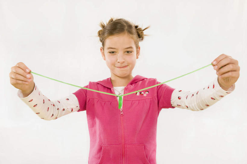 西方人,儿童,一个人,站,横图,室内,白天,白色背景,正面,纯洁,欧洲,欧洲人,仅一个女性,仅一个人,服装,食品,糖,糖果,甜点,甜品,拿,拿着,注视,休闲装,食物,小孩,衣服,甜食,观察,看,站着,仅一个小孩,休闲,休闲服,可爱,童年,童趣,摄影,服饰,影棚,观看,察看,关注,童真,烂漫,无邪,甘草糖,天真,女孩,女人,女性,白种人,孩子,半身,彩图,影棚拍摄,拍摄,女生